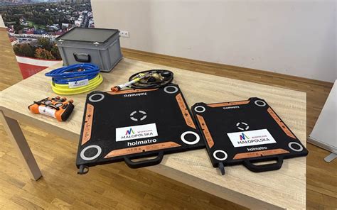 Zdjęcie przedstawiające nowoczesny sprzęt ratowniczy, np. kamery termowizyjne, aparaty oddechowe, narzędzia hydrauliczne.