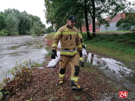 Zdjęcie przedstawiające orkiestrę strażacką OSP podczas lokalnego wydarzenia