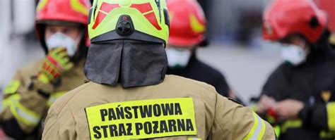 Zdjęcie przedstawiające strażaka PSP w pełnym umundurowaniu