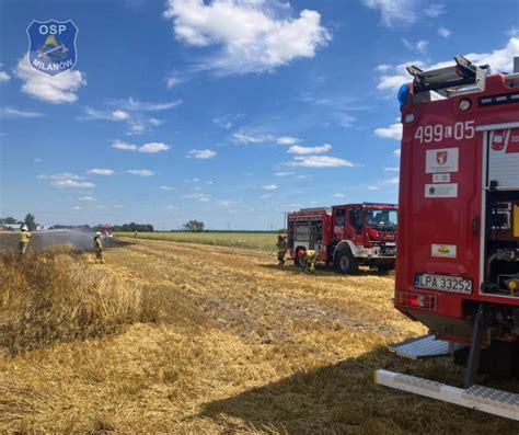 Zdjęcie przedstawiające akcję gaśniczą kombajnu na polu zboża