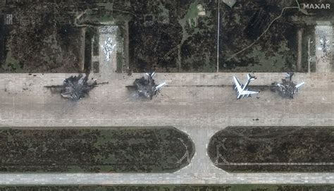Fotografia zniszczeń na lotnisku Araxos, widoczne spalone elementy konstrukcji