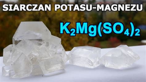 Zdjęcie przedstawiające proces gaszenia płonącego magnezu płatkami celulozy
