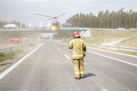 Strażak w specjalistycznym kombinezonie ochronnym PBI podczas akcji ratowniczej