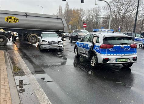 Zdjęcie przedstawiające akcję ratunkową po wypadku samochodowym z udziałem wielu pojazdów