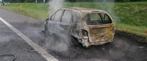 Zdjęcie spalonego samochodu osobowego
