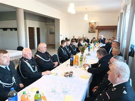 Uczestnicy zjazdu i goście honorowi Zarządu Oddziału Gminnego ZOSP RP w Wierzchlesie