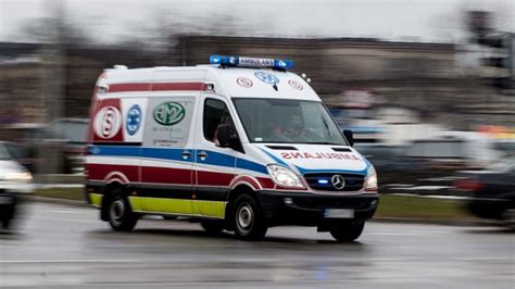 Zdjęcie karetki pogotowia lub śmigłowca LPR na miejscu wypadku drogowego
