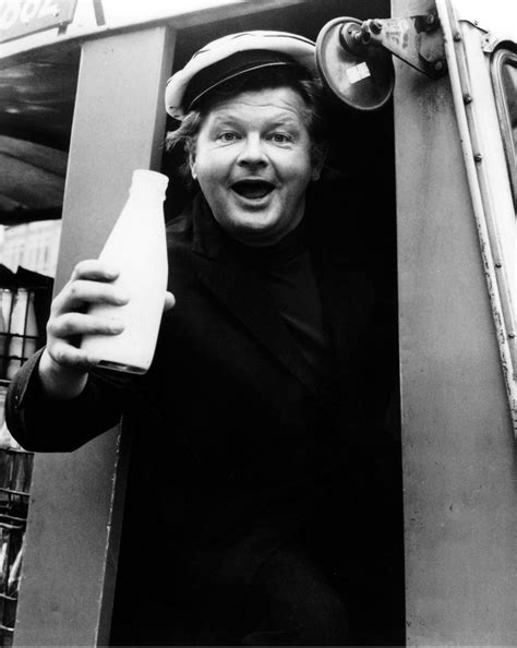 Benny Hill w młodym wieku jako lektor radiowy