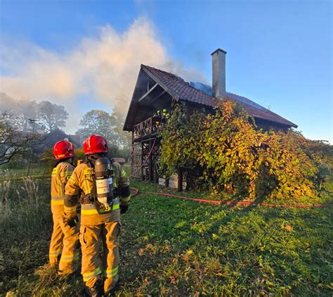 zdjęcie z działań gaśniczych przy pożarze budynku gospodarczego