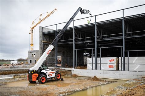 Zdjęcie ładowarki teleskopowej Bobcat T40.180SLP z wysuniętymi stabilizatorami