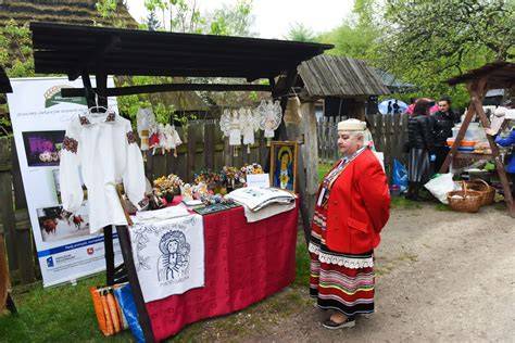 stoisko z wielkanocnymi ozdobami i rękodziełem