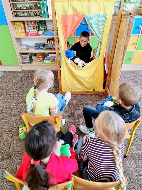 Dzieci wspólnie bawiące się zestawem strażackim, rozwijające kreatywność
