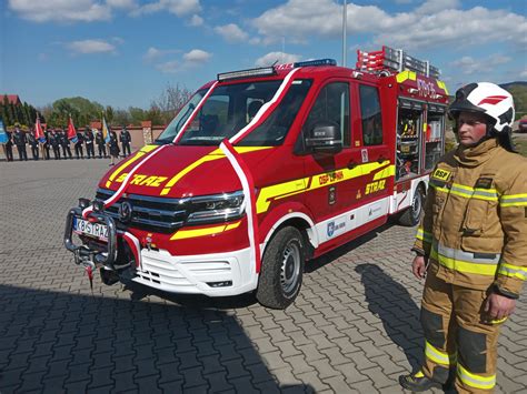 Zdjęcie lekiego samochodu pożarniczego Volkswagen transporter OSP Wysokie.