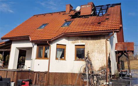 Zniszczony młyn po pożarze, widok na ruiny