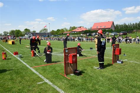 Młodzieżowe drużyny pożarnicze podczas zawodów sportowo-pożarniczych w Bukowskiej Woli