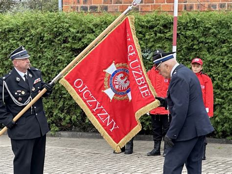 Zgromadzenie strażaków podczas uroczystego zebrania, widoczny sztandar OSP