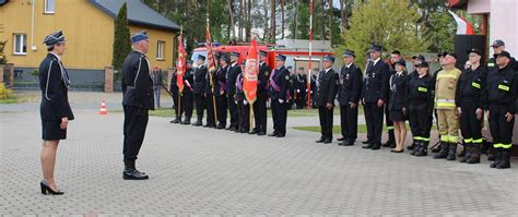 Zgromadzenie pododdziałów przed remizą OSP Siedlce, celebracja mszy polowej