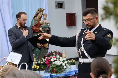 Procesja z orkiestrą dętą przed strażnicą OSP w Jaźwiskach
