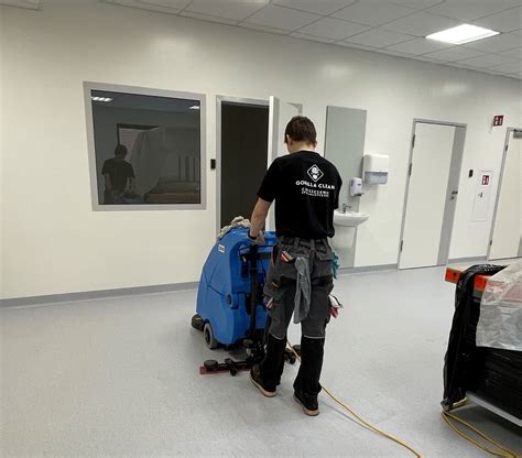 Profesjonalna ekipa sprzątająca budynek po pożarze, używająca sprzętu ochronnego