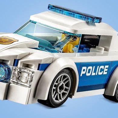 Zestaw klocków LEGO City 60239 Samochód policyjny z minifigurką policjanta i pachołkami drogowymi