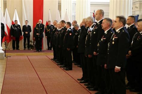 zdjęcie z uroczystości 90-lecia OSP Bukowiec, z udziałem strażaków, nowego wozu i mieszkańców