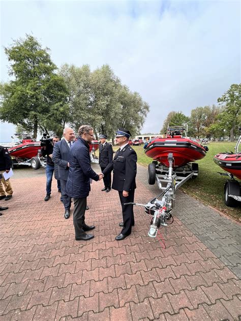 zdjęcie łodzi ratowniczych płaskodennych aluminiowych podczas uroczystości przekazania
