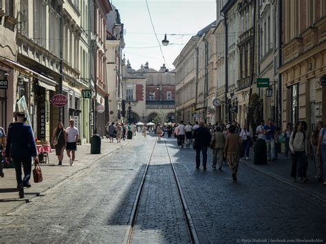 Ilustracja przedstawiająca ludowe wyobrażenie wampira/upiora w formie ptasiej lub humanoidalnej, z elementami nawiązującymi do dawnych podań o nocnych zjawach.