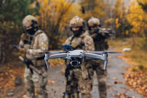 infografika przedstawiająca wykorzystanie dronów i quadów podczas patrolowania terenów zagrożonych pożarami traw