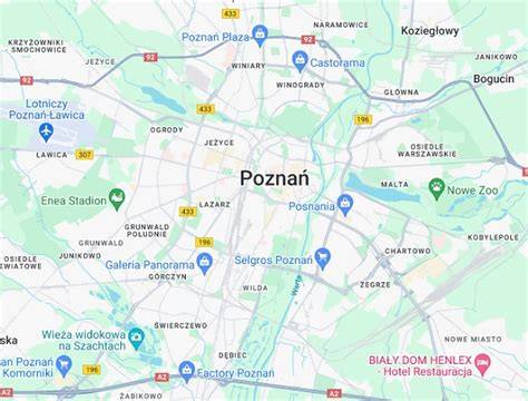 mapa Poznania z zaznaczoną ulicą Akacjową i trasami dojazdu służb