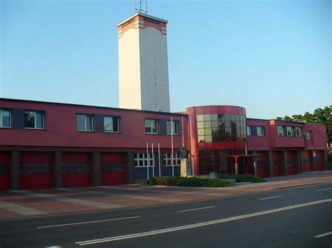 Widok z zewnątrz na nowoczesną remizę strażacką