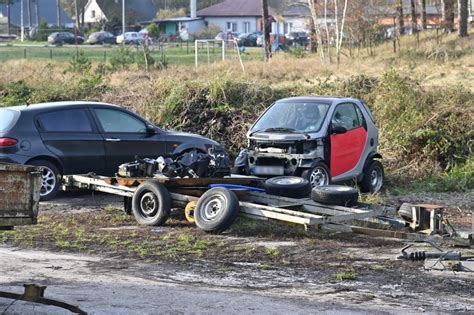 Spalone wraki samochodów po nocnych pożarach w Bydgoszczy