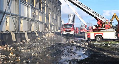 zdjęcie dymiącej hali zakładu produkcyjnego po pożarze