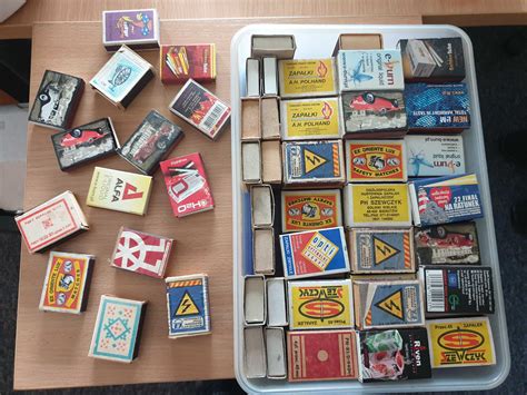 kolekcja starych pudełek i etykiet zapałek