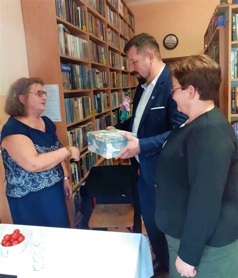 Zdjęcie z obchodów 75-lecia biblioteki w Bystrej, wręczenie nagród