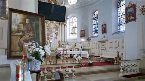 zdjęcie wnętrza kościoła podczas Mszy Świętej, strażacy w mundurach