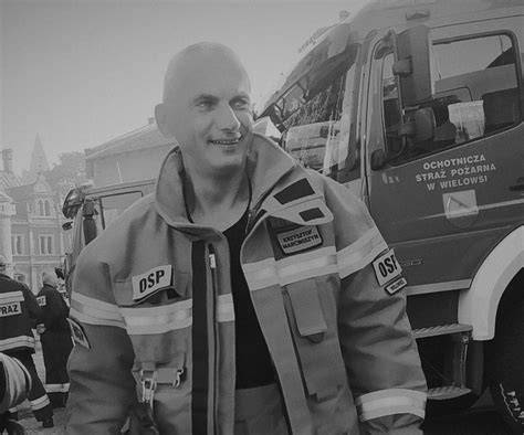 Fotografia strażaków OSP Wielowieś w trakcie uroczystości pożegnalnych lub pamiątkowe zdjęcie druha Krzysztofa Marciniszyna