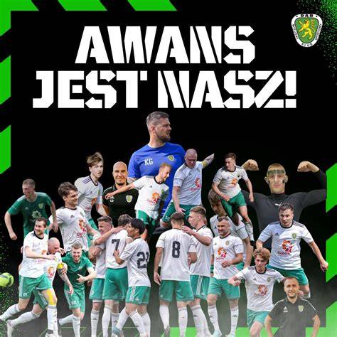 zdjęcie drużyny piłkarskiej GKS Strażak Bidziny świętującej awans do wyższej ligi