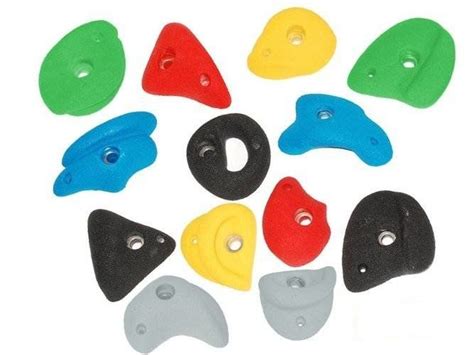 Przykładowe akcesoria bezpieczeństwa do ścianki wspinaczkowej, takie jak bramki i systemy asekuracyjne