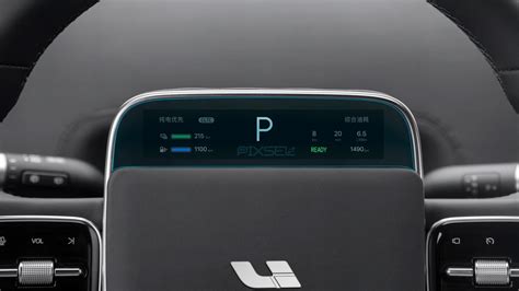 zdjęcie zbliżenia na deskę rozdzielczą z podświetlonymi ikonami check engine oraz ciśnienia oleju
