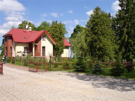 Widok na budynek obiektu noclegowego w otoczeniu zieleni w Nałęczowie