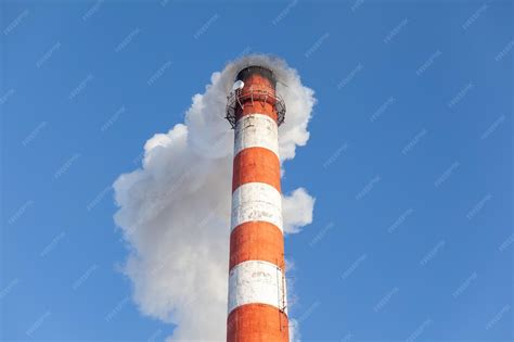 zdjęcie kamienicy po pożarze w Kamiennej Górze, gęsty dym z korytarza