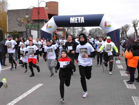 zdjęcie uczestników Biegu Strażaka w Dąbrowie z widocznymi flagami i numerami startowymi