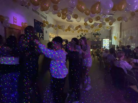 zdjęcie sali OSP w Dąbrowie udekorowanej na bal andrzejkowy lub sylwestrowy