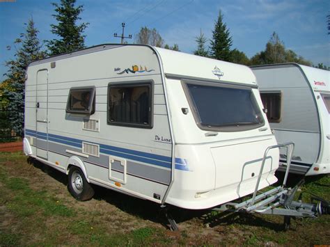 zdjęcie płonącej przyczepy kempingowej w nocy