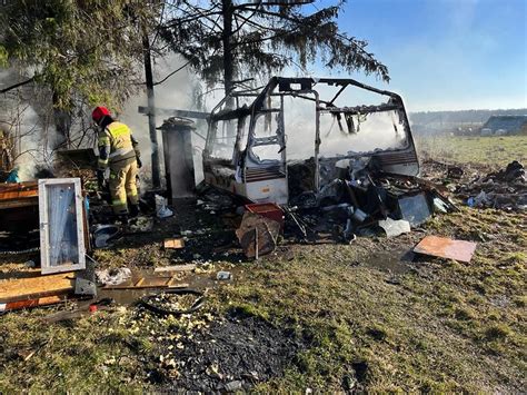 zdjęcie zniszczonej przyczepy kempingowej po pożarze