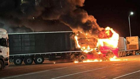 zdjęcie płonącej naczepy ciężarówki na autostradzie