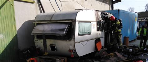 zdjęcie policyjnej taśmy i miejsca zdarzenia po pożarze przyczepy