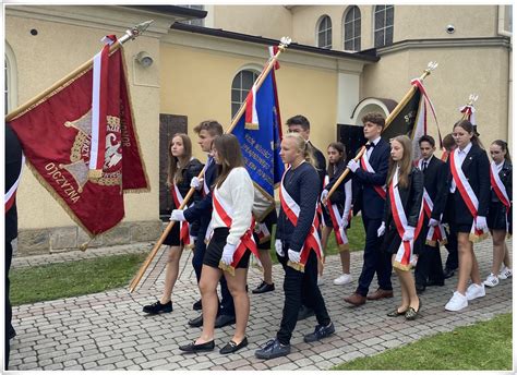 Poczet sztandarowy z flagą państwową