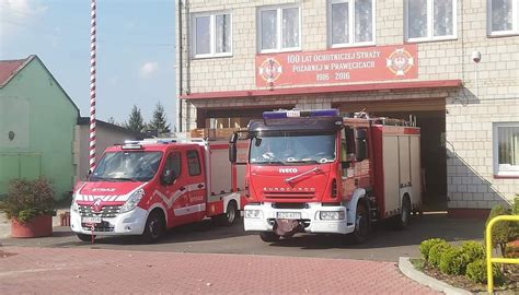 zdjęcie przedstawiające obecnych członków OSP Prawęcice w trakcie ćwiczeń lub uroczystości