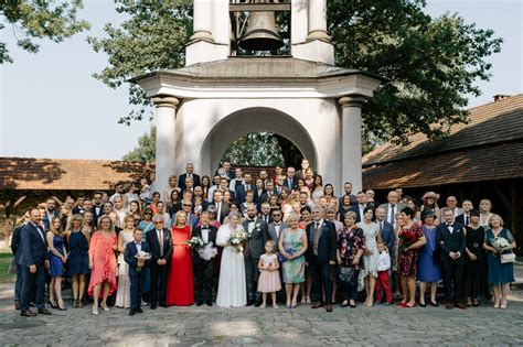 Zdjęcie szpaleru strażackiego przed kościołem jako przykład tradycyjnej oprawy ślubnej.